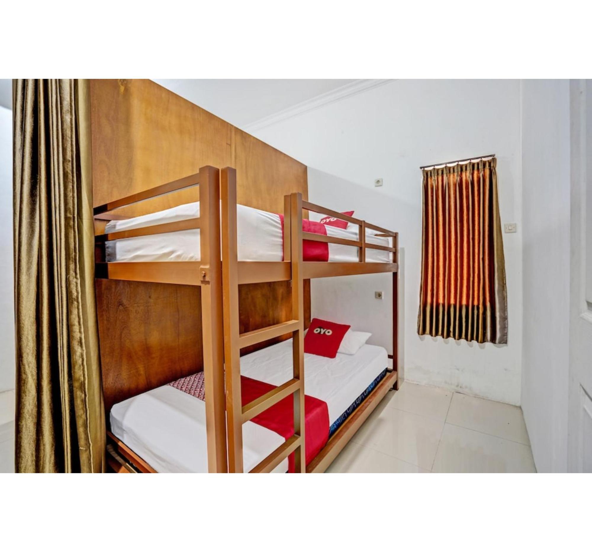 Super Oyo 3702 Homestay Bougenville Syariah Lamongan Ngoại thất bức ảnh