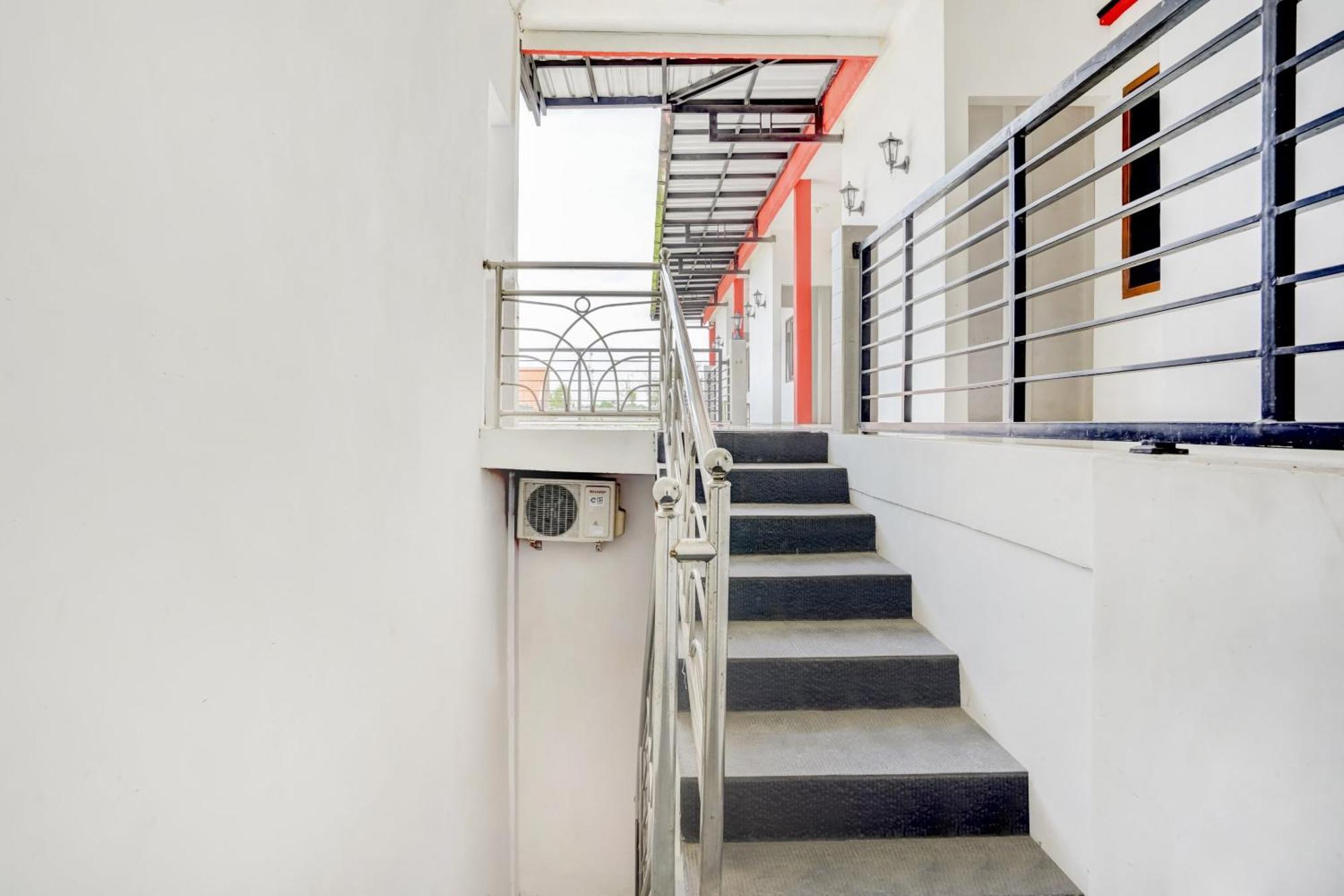 Super Oyo 3702 Homestay Bougenville Syariah Lamongan Ngoại thất bức ảnh
