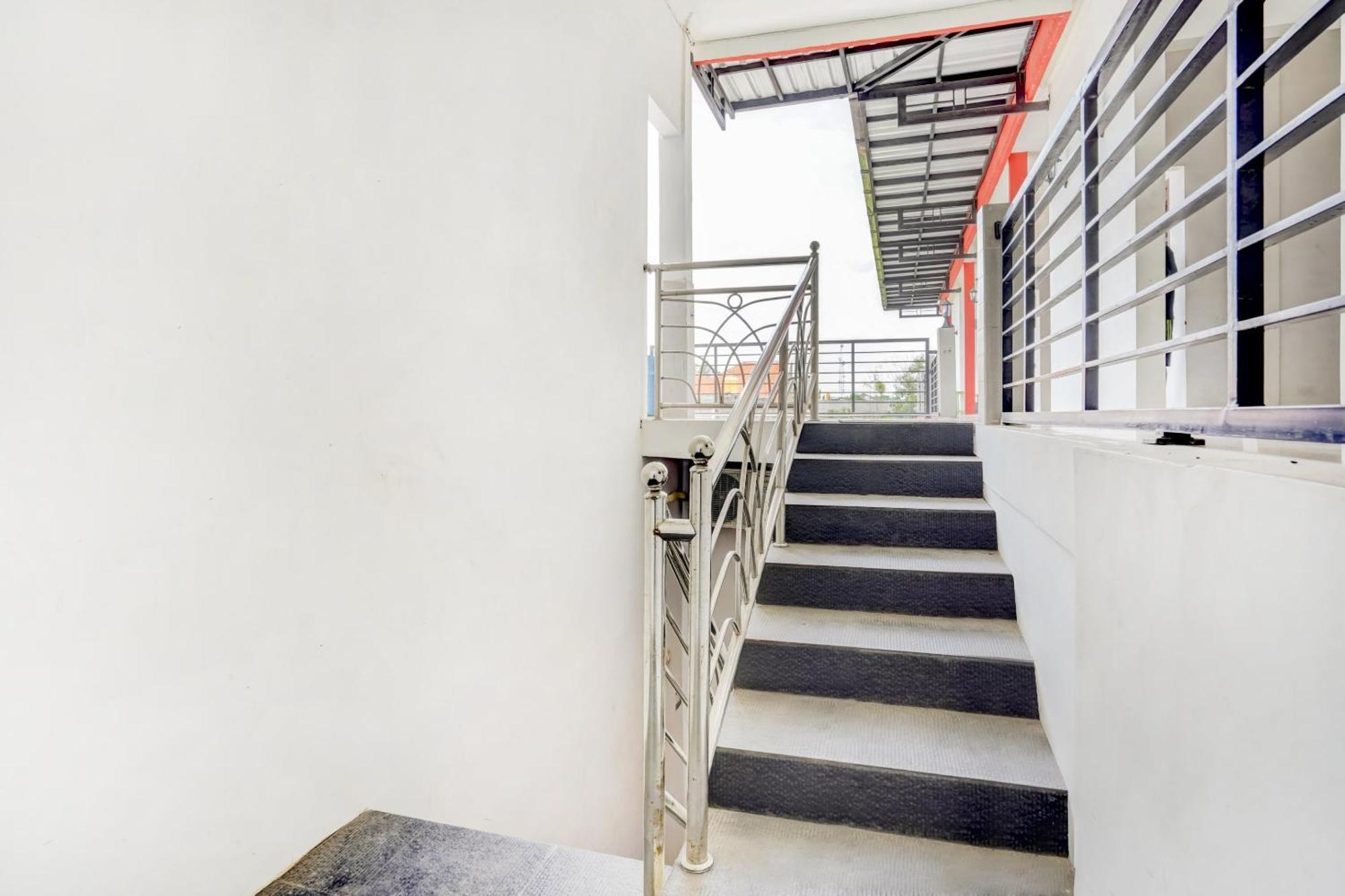 Super Oyo 3702 Homestay Bougenville Syariah Lamongan Ngoại thất bức ảnh