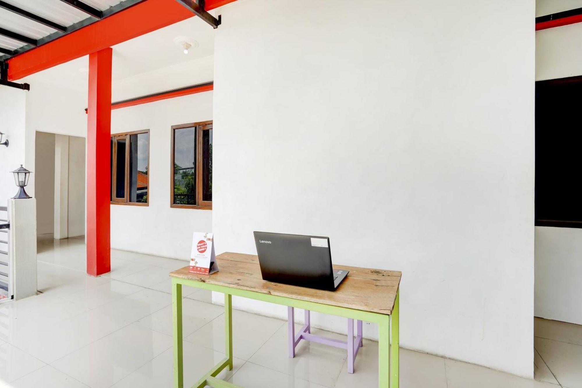 Super Oyo 3702 Homestay Bougenville Syariah Lamongan Ngoại thất bức ảnh