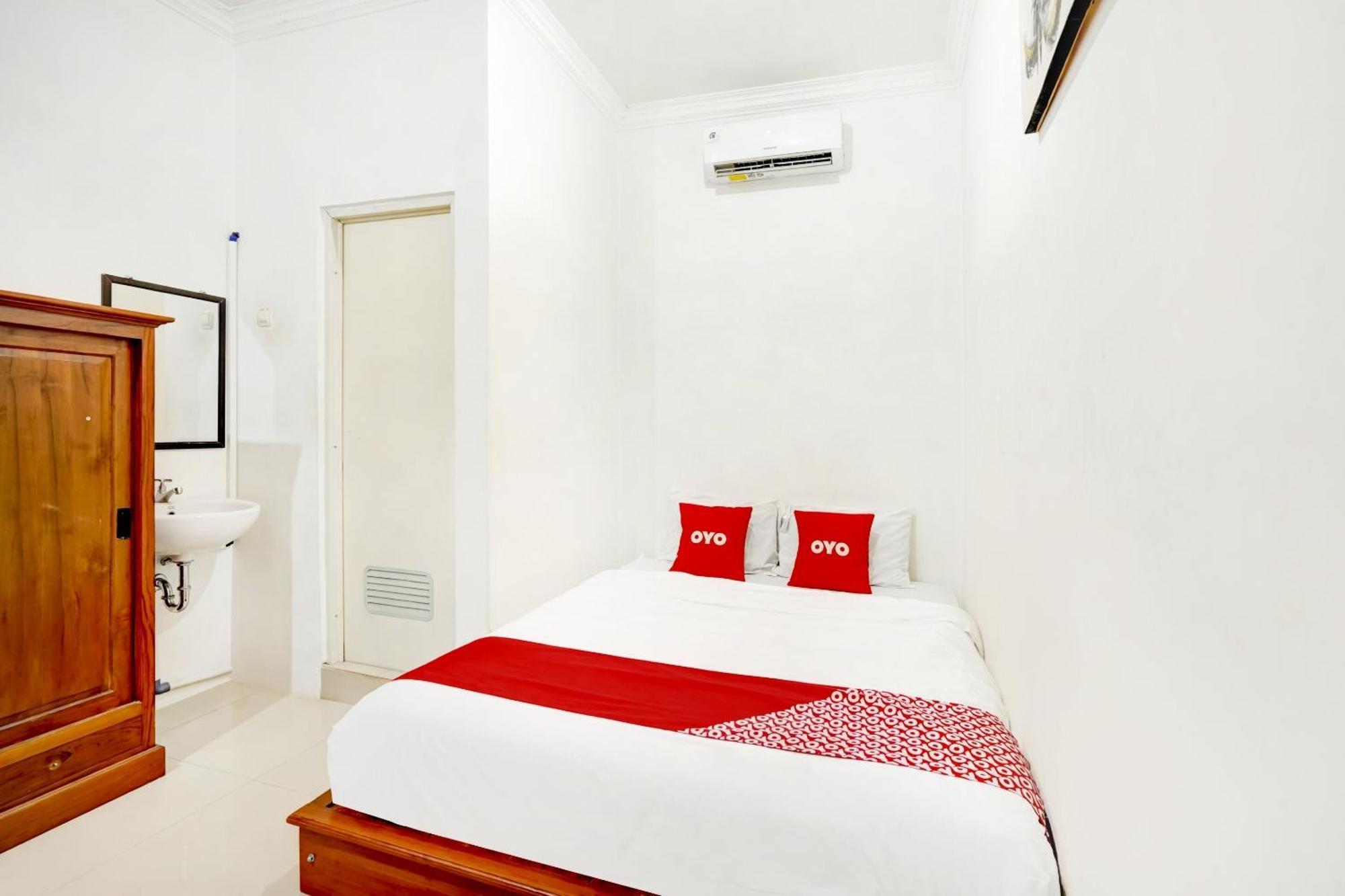 Super Oyo 3702 Homestay Bougenville Syariah Lamongan Ngoại thất bức ảnh
